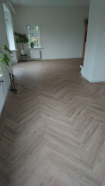 PVC visgraatvloer met band en bies